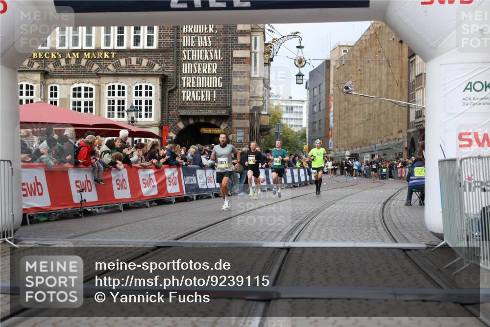 05.10.2025 - 20. swb-Marathon Bremen Yannick Fuchs http://msf.ph/oto/9239115 05.10.2025 10:39:39 Ziel 9671, 10525, 11474 meine-sportfotos.de