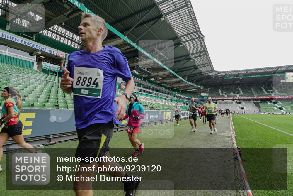 05.10.2025 - 20. swb-Marathon Bremen Michael Burmester http://msf.ph/oto/9239120 05.10.2025 13:03:26 Laufen im Stadion 227, 293, 375, 396, 527, 616, 721, 725, 764, 958, 1067, 1178, 1275, 1331, 1336, 1425, 1469, 1507, 1514, 1568, 1670, 1705, 1836, 1944, 2016, 2339, 2357, 2375, 2407, 2567, 2597, 2696, 2791, 2960, 2984, 3019, 3037, 3147, 3313, 4026, 4321, 4528, 4767, 4769, 5410, 5431, 5489, 5523, 5527, 5755, 5763, 5867, 5884, 5966, 6138, 6145, 6215, 6414, 6417, 6447, 6481, 6666, 7315, 7316, 7407, 7540, 7607, 7653, 8375, 8526, 8957, 97, 518, 729, 1121, 1704, 1733, 2393, 2772, 3424, 3917 meine-sportfotos.de