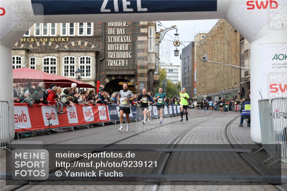 05.10.2025 - 20. swb-Marathon Bremen Yannick Fuchs http://msf.ph/oto/9239121 05.10.2025 10:39:39 Ziel 9671, 10525, 11474 meine-sportfotos.de