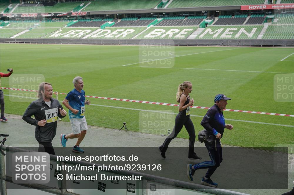 05.10.2025 - 20. swb-Marathon Bremen Michael Burmester http://msf.ph/oto/9239126 05.10.2025 10:34:00 Laufen im Stadion 5172, 7077, 7101, 9000, 9221, 9266, 9282, 9309, 9314, 9359, 9424, 9472, 9489, 9520, 9521, 9529, 9541, 9560, 9569, 9591, 9633, 9714, 9717, 9811, 9820, 9855, 9881, 9882, 9902, 9935, 9947, 10003, 10005, 10009, 10015, 10024, 10028, 10032, 10069, 10107, 10116, 10178, 10180, 10195, 10196, 10231, 10232, 10233, 10256, 10287, 10302, 10307, 10323, 10398, 10408, 10424, 10466, 10484, 10533, 10546, 10590, 10591, 10641, 10755, 10758, 10794, 10915, 10992, 9258, 9260, 9367, 10233 meine-sportfotos.de