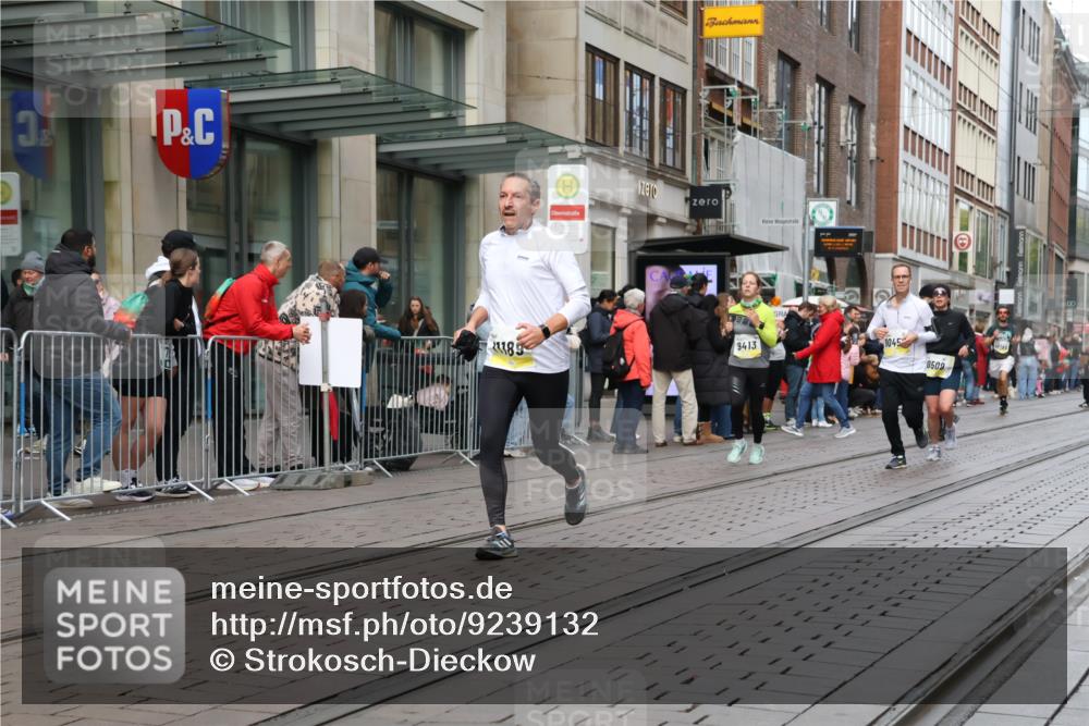 05.10.2025 - 20. swb-Marathon Bremen Strokosch-Dieckow http://msf.ph/oto/9239132 05.10.2025 10:46:39 Ziel 9413, 9546, 9562, 10277, 10452, 10509, 10661, 10750, 10789, 11189, 9413, 9546, 9562, 10277, 10452, 10509, 10661, 10750, 10789, 11189 meine-sportfotos.de