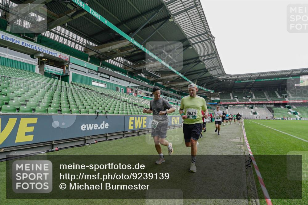 05.10.2025 - 20. swb-Marathon Bremen Michael Burmester http://msf.ph/oto/9239139 05.10.2025 13:03:27 Laufen im Stadion 227, 293, 375, 396, 527, 616, 721, 725, 764, 958, 1067, 1178, 1275, 1331, 1336, 1425, 1469, 1507, 1514, 1568, 1670, 1705, 1836, 1944, 2016, 2339, 2357, 2375, 2407, 2567, 2597, 2696, 2791, 2960, 2984, 3019, 3037, 3147, 3313, 4026, 4321, 4528, 4767, 4769, 5162, 5410, 5431, 5489, 5523, 5527, 5763, 5867, 5884, 5966, 6138, 6145, 6215, 6414, 6417, 6447, 6481, 6666, 7315, 7316, 7407, 7540, 7607, 7653, 8375, 8526, 97, 518, 721, 729, 1121, 1704, 1733, 2393, 2772, 3424, 3917 meine-sportfotos.de