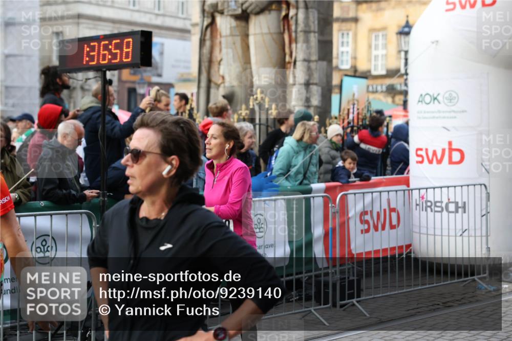 05.10.2025 - 20. swb-Marathon Bremen Yannick Fuchs http://msf.ph/oto/9239140 05.10.2025 11:07:47 Ziel 9306, 10585, 10650, 10749 meine-sportfotos.de