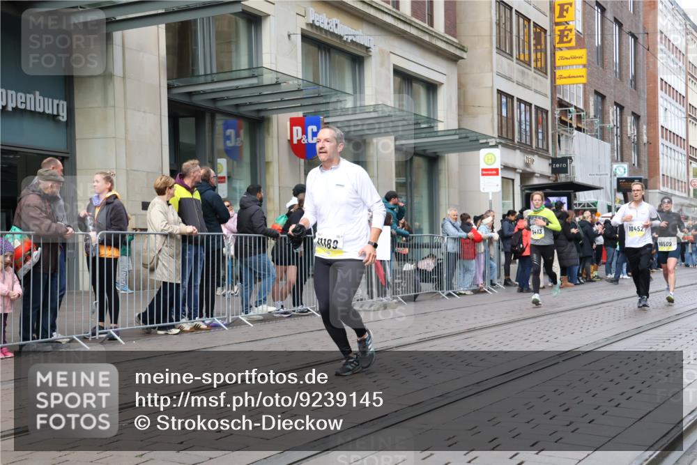 05.10.2025 - 20. swb-Marathon Bremen Strokosch-Dieckow http://msf.ph/oto/9239145 05.10.2025 10:46:40 Ziel 9413, 9546, 9562, 10452, 10509, 10661, 10750, 10789, 11189, 9413, 9546, 9562, 10452, 10509, 10661, 10750, 10789, 11189 meine-sportfotos.de