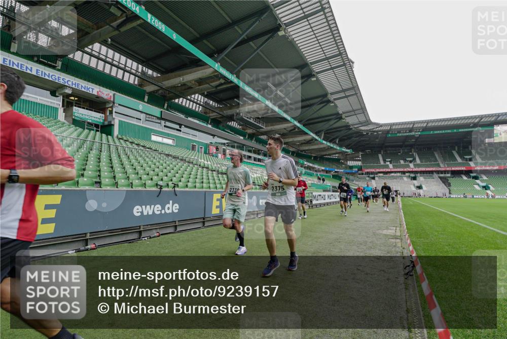 05.10.2025 - 20. swb-Marathon Bremen Michael Burmester http://msf.ph/oto/9239157 05.10.2025 13:03:30 Laufen im Stadion 227, 375, 396, 527, 616, 725, 764, 958, 1067, 1178, 1275, 1331, 1336, 1425, 1469, 1507, 1514, 1568, 1670, 1705, 1836, 2016, 2339, 2357, 2375, 2407, 2567, 2597, 2696, 2791, 2960, 2984, 3019, 3037, 3147, 3313, 4026, 4321, 4528, 4767, 4769, 5162, 5236, 5410, 5431, 5489, 5523, 5527, 5763, 5867, 5884, 5966, 6138, 6145, 6215, 6414, 6417, 6447, 6481, 6529, 6666, 7315, 7316, 7407, 7540, 7607, 7653, 8375, 8526, 97, 293, 518, 721, 1121, 1704, 1733, 2393, 2772, 3424, 3917 meine-sportfotos.de