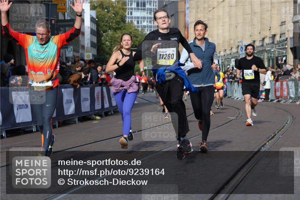 05.10.2025 - 20. swb-Marathon Bremen Strokosch-Dieckow http://msf.ph/oto/9239164 05.10.2025 10:56:36 Ziel 8118, 9266, 9547, 9886, 10008, 10042, 10059, 10644, 10683, 10971, 11100, 11260, 11475, 11691 meine-sportfotos.de