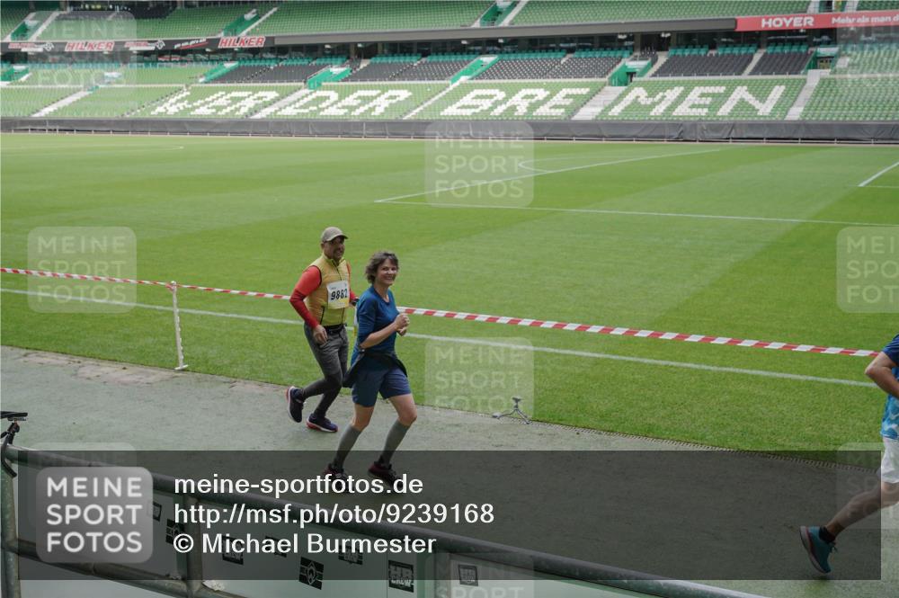 05.10.2025 - 20. swb-Marathon Bremen Michael Burmester http://msf.ph/oto/9239168 05.10.2025 10:34:02 Laufen im Stadion 5172, 7077, 7101, 9000, 9221, 9266, 9282, 9309, 9314, 9359, 9424, 9472, 9489, 9520, 9521, 9529, 9541, 9560, 9569, 9591, 9633, 9714, 9717, 9811, 9820, 9855, 9881, 9882, 9902, 9935, 9947, 10003, 10005, 10009, 10015, 10024, 10028, 10032, 10069, 10107, 10116, 10178, 10180, 10195, 10196, 10231, 10256, 10287, 10302, 10307, 10398, 10408, 10424, 10466, 10484, 10546, 10590, 10591, 10641, 10755, 10758, 10794, 10915, 10992, 7077, 9258, 9260, 10233 meine-sportfotos.de