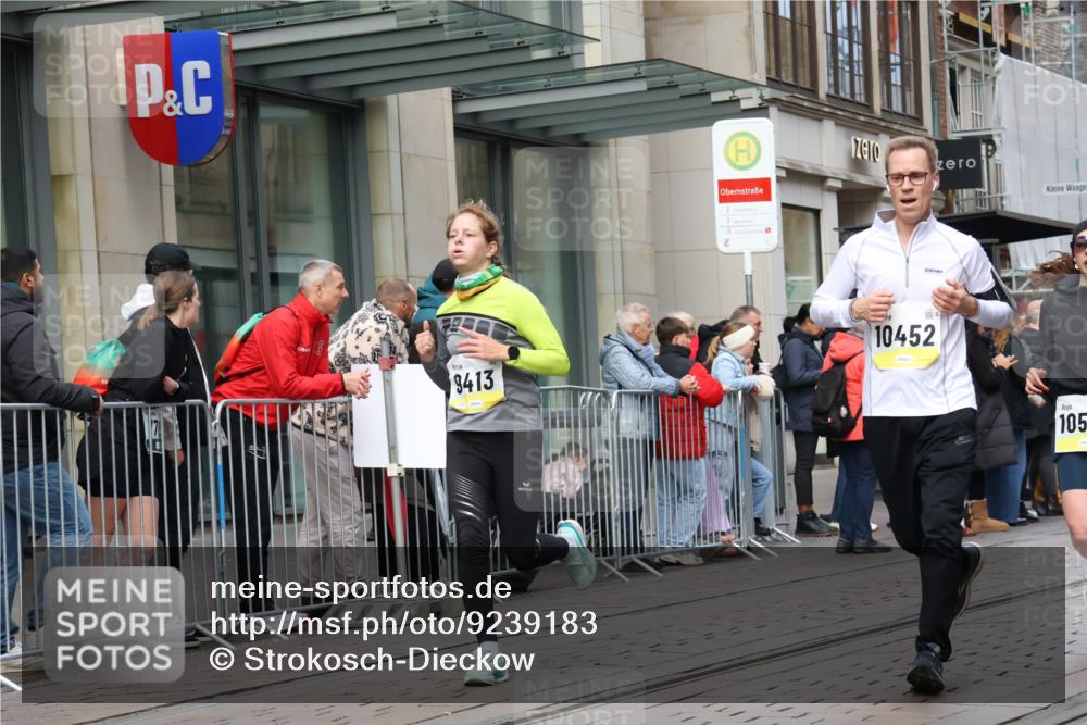 05.10.2025 - 20. swb-Marathon Bremen Strokosch-Dieckow http://msf.ph/oto/9239183 05.10.2025 10:46:41 Ziel 9411, 9413, 9546, 9562, 10452, 10509, 10661, 10750, 10789, 11189, 9411, 9413, 9546, 9562, 10452, 10509, 10661, 10750, 10789, 11189 meine-sportfotos.de