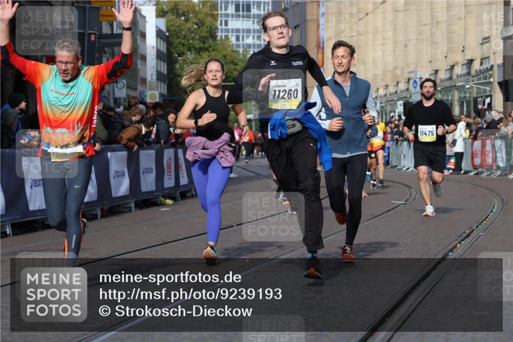 05.10.2025 - 20. swb-Marathon Bremen Strokosch-Dieckow http://msf.ph/oto/9239193 05.10.2025 10:56:36 Ziel 8118, 9266, 9547, 9886, 10008, 10042, 10059, 10644, 10683, 10971, 11100, 11260, 11475, 11691 meine-sportfotos.de