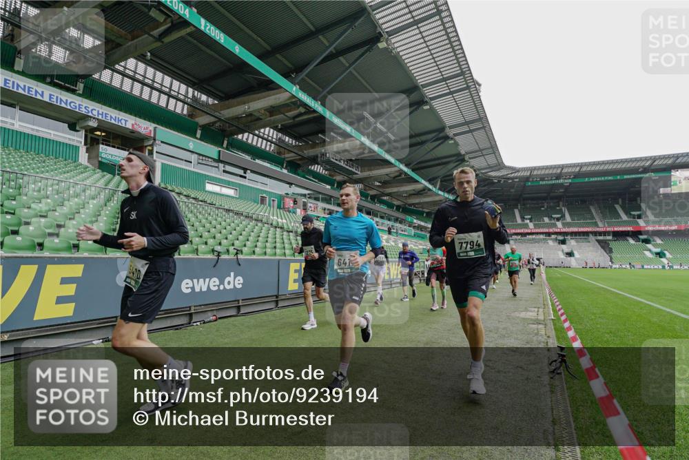 05.10.2025 - 20. swb-Marathon Bremen Michael Burmester http://msf.ph/oto/9239194 05.10.2025 13:03:34 Laufen im Stadion 227, 375, 396, 527, 592, 725, 764, 958, 1067, 1178, 1275, 1331, 1336, 1425, 1469, 1507, 1514, 1568, 1670, 1705, 1836, 2016, 2339, 2357, 2375, 2407, 2567, 2597, 2696, 2791, 2960, 2984, 3019, 3037, 3147, 3313, 4026, 4053, 4087, 4321, 4453, 4462, 4528, 4651, 4767, 4769, 5043, 5162, 5236, 5410, 5431, 5489, 5523, 5527, 5763, 5867, 5966, 6138, 6145, 6215, 6414, 6417, 6447, 6481, 6529, 6584, 6666, 7315, 7316, 7540, 7607, 7653, 8375, 293, 721, 1121, 1733, 2393, 3424, 3917 meine-sportfotos.de