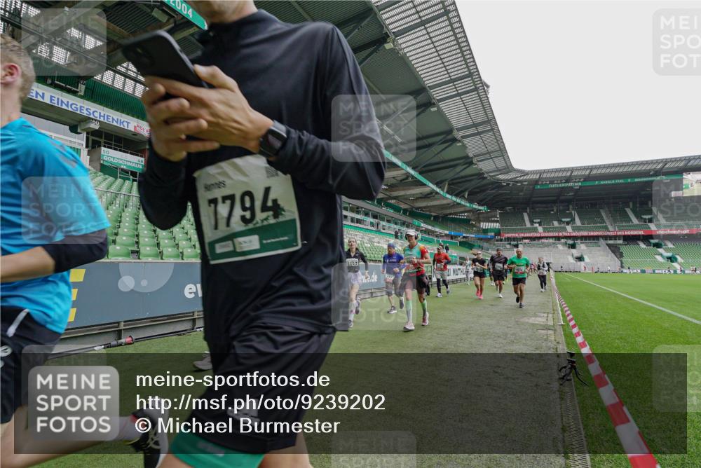 05.10.2025 - 20. swb-Marathon Bremen Michael Burmester http://msf.ph/oto/9239202 05.10.2025 13:03:35 Laufen im Stadion 227, 375, 396, 527, 592, 725, 764, 958, 1067, 1178, 1275, 1331, 1336, 1425, 1469, 1507, 1514, 1568, 1670, 1705, 1836, 1975, 2016, 2339, 2357, 2375, 2407, 2567, 2597, 2696, 2791, 2960, 2984, 3019, 3037, 3147, 3313, 4026, 4053, 4087, 4321, 4453, 4462, 4528, 4651, 4767, 4769, 5043, 5162, 5236, 5410, 5431, 5489, 5523, 5527, 5763, 5867, 5966, 6138, 6145, 6215, 6414, 6417, 6447, 6481, 6529, 6584, 6635, 6666, 7315, 7316, 7540, 7607, 7653, 8375, 293, 721, 1121, 1733, 2393, 3424 meine-sportfotos.de