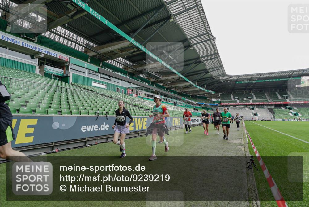 05.10.2025 - 20. swb-Marathon Bremen Michael Burmester http://msf.ph/oto/9239219 05.10.2025 13:03:35 Laufen im Stadion 227, 375, 396, 527, 592, 725, 764, 958, 1067, 1178, 1275, 1331, 1336, 1425, 1469, 1507, 1514, 1568, 1670, 1705, 1836, 1975, 2016, 2339, 2357, 2375, 2407, 2567, 2597, 2696, 2791, 2960, 2984, 3019, 3037, 3147, 3313, 4026, 4053, 4087, 4321, 4453, 4462, 4528, 4651, 4767, 4769, 5043, 5162, 5236, 5410, 5431, 5489, 5523, 5527, 5763, 5867, 5966, 6138, 6145, 6215, 6414, 6417, 6447, 6481, 6529, 6584, 6635, 6666, 7315, 7316, 7540, 7607, 7653, 8375, 293, 721, 1121, 1733, 2393, 3424 meine-sportfotos.de
