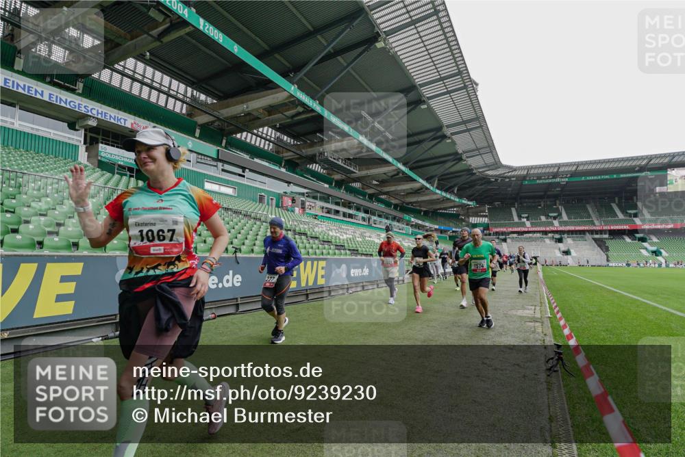 05.10.2025 - 20. swb-Marathon Bremen Michael Burmester http://msf.ph/oto/9239230 05.10.2025 13:03:36 Laufen im Stadion 227, 375, 396, 527, 592, 725, 764, 958, 1067, 1178, 1275, 1331, 1336, 1425, 1469, 1507, 1514, 1568, 1670, 1705, 1836, 1975, 2016, 2339, 2357, 2375, 2407, 2567, 2597, 2696, 2791, 2960, 2984, 3019, 3037, 3147, 3313, 4026, 4053, 4087, 4453, 4462, 4528, 4651, 4767, 4769, 5043, 5162, 5236, 5410, 5431, 5489, 5523, 5527, 5763, 5867, 5966, 6138, 6145, 6215, 6414, 6417, 6447, 6481, 6529, 6584, 6635, 6666, 7315, 7316, 7540, 7607, 7653, 8375, 293, 721, 1121, 1733, 2393, 3424 meine-sportfotos.de