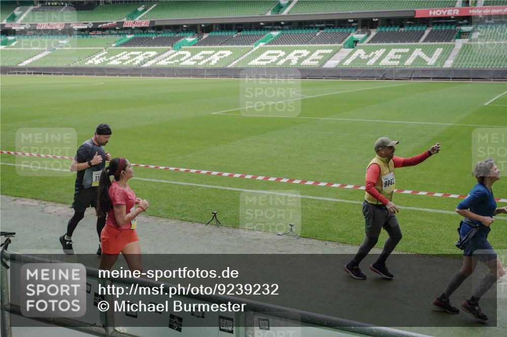 05.10.2025 - 20. swb-Marathon Bremen Michael Burmester http://msf.ph/oto/9239232 05.10.2025 10:34:03 Laufen im Stadion 5172, 7101, 9000, 9221, 9266, 9282, 9309, 9314, 9359, 9424, 9472, 9489, 9520, 9521, 9529, 9541, 9560, 9569, 9591, 9633, 9714, 9717, 9811, 9820, 9855, 9881, 9882, 9902, 9935, 9943, 9947, 10003, 10005, 10009, 10015, 10024, 10028, 10032, 10069, 10107, 10116, 10178, 10180, 10195, 10196, 10231, 10256, 10287, 10302, 10307, 10398, 10408, 10424, 10466, 10484, 10546, 10590, 10591, 10641, 10755, 10758, 10794, 10915, 10992, 7077, 9258, 9260, 10233 meine-sportfotos.de
