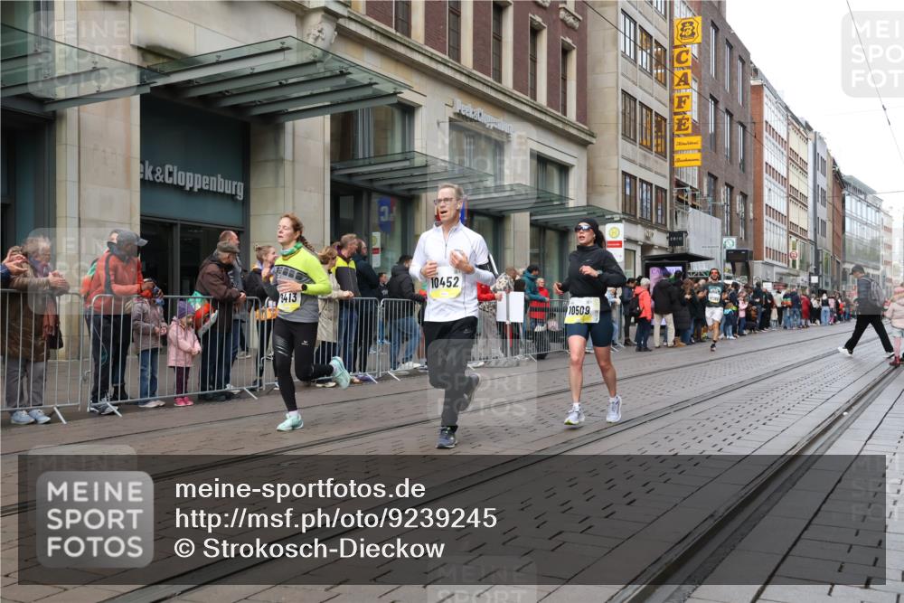 05.10.2025 - 20. swb-Marathon Bremen Strokosch-Dieckow http://msf.ph/oto/9239245 05.10.2025 10:46:42 Ziel 9411, 9413, 9546, 9562, 10452, 10509, 10661, 10750, 10789, 11189, 9411, 9413, 9546, 9562, 10452, 10509, 10661, 10750, 10789, 11189 meine-sportfotos.de