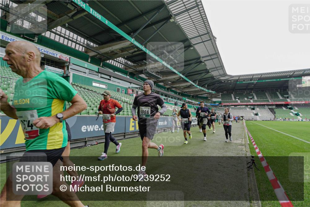 05.10.2025 - 20. swb-Marathon Bremen Michael Burmester http://msf.ph/oto/9239252 05.10.2025 13:03:38 Laufen im Stadion 227, 375, 396, 414, 527, 592, 725, 764, 898, 958, 1067, 1178, 1275, 1331, 1336, 1425, 1469, 1507, 1514, 1568, 1670, 1705, 1836, 1975, 2016, 2339, 2357, 2375, 2407, 2567, 2597, 2696, 2791, 2960, 2984, 3019, 3037, 3147, 3313, 4026, 4053, 4087, 4453, 4462, 4528, 4651, 4767, 4769, 5043, 5162, 5236, 5410, 5431, 5489, 5523, 5527, 5763, 5867, 5966, 6138, 6145, 6215, 6414, 6417, 6447, 6481, 6529, 6584, 6635, 6666, 7315, 7316, 7540, 7607, 7653, 8375, 293, 721, 2393, 3424 meine-sportfotos.de
