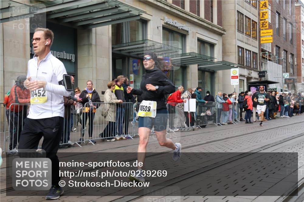 05.10.2025 - 20. swb-Marathon Bremen Strokosch-Dieckow http://msf.ph/oto/9239269 05.10.2025 10:46:43 Ziel 9411, 9413, 9546, 9562, 9711, 10452, 10509, 10661, 10750, 10789, 11189, 9411, 9413, 9546, 9562, 9711, 10452, 10509, 10661, 10750, 10789, 11189 meine-sportfotos.de