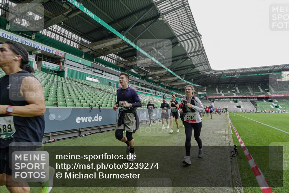 05.10.2025 - 20. swb-Marathon Bremen Michael Burmester http://msf.ph/oto/9239274 05.10.2025 13:03:40 Laufen im Stadion 227, 375, 396, 414, 527, 592, 725, 764, 898, 958, 1067, 1178, 1275, 1331, 1336, 1425, 1469, 1507, 1514, 1568, 1670, 1705, 1836, 1975, 2016, 2339, 2375, 2407, 2567, 2597, 2696, 2791, 2960, 2984, 3019, 3037, 3072, 3147, 3313, 3485, 4026, 4053, 4087, 4453, 4462, 4528, 4651, 4767, 4769, 5043, 5137, 5162, 5236, 5410, 5431, 5489, 5523, 5527, 5763, 5867, 5966, 6138, 6145, 6215, 6414, 6417, 6447, 6481, 6529, 6584, 6635, 6666, 7315, 7316, 7540, 7607, 7653, 8375, 293, 721, 2393 meine-sportfotos.de