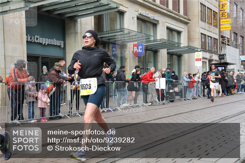 05.10.2025 - 20. swb-Marathon Bremen Strokosch-Dieckow http://msf.ph/oto/9239282 05.10.2025 10:46:43 Ziel 9411, 9413, 9546, 9562, 9711, 10452, 10509, 10661, 10750, 10789, 11189, 9411, 9413, 9546, 9562, 9711, 10452, 10509, 10661, 10750, 10789, 11189 meine-sportfotos.de
