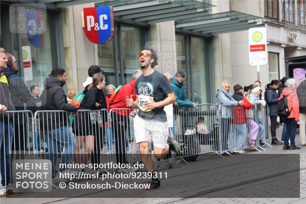 05.10.2025 - 20. swb-Marathon Bremen Strokosch-Dieckow http://msf.ph/oto/9239311 05.10.2025 10:46:45 Ziel 9411, 9413, 9546, 9562, 9711, 10452, 10509, 10661, 10750, 10789, 11189, 9411, 9413, 9546, 9562, 9711, 10452, 10509, 10661, 10750, 10789, 11189 meine-sportfotos.de