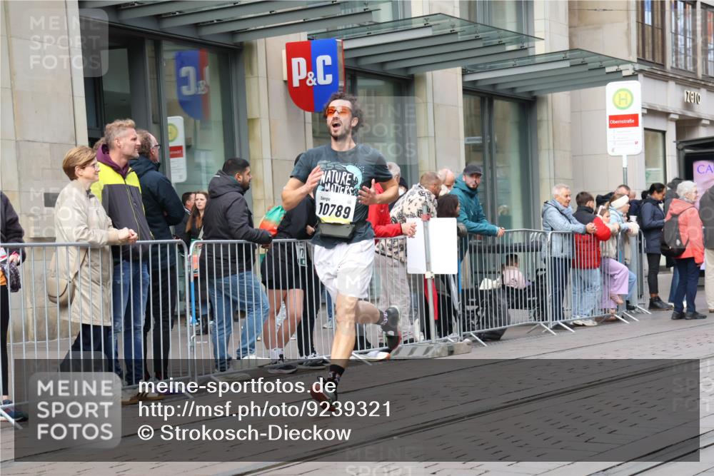 05.10.2025 - 20. swb-Marathon Bremen Strokosch-Dieckow http://msf.ph/oto/9239321 05.10.2025 10:46:45 Ziel 9411, 9413, 9546, 9562, 9711, 10452, 10509, 10661, 10750, 10789, 11189, 9411, 9413, 9546, 9562, 9711, 10452, 10509, 10661, 10750, 10789, 11189 meine-sportfotos.de