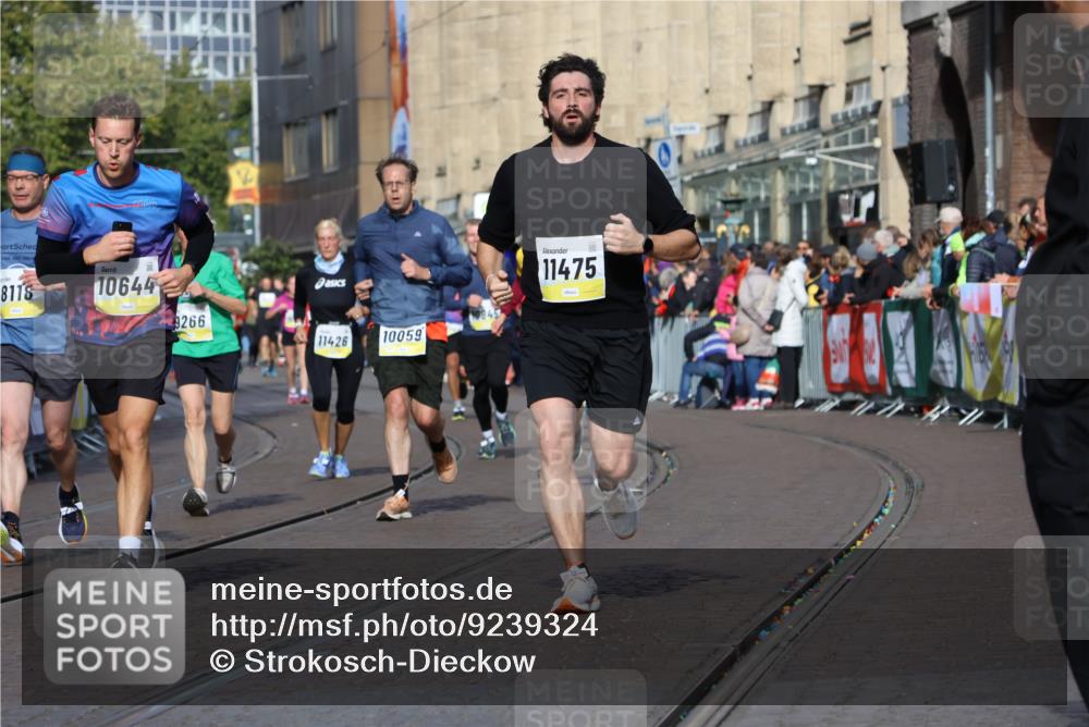 05.10.2025 - 20. swb-Marathon Bremen Strokosch-Dieckow http://msf.ph/oto/9239324 05.10.2025 10:56:38 Ziel 8118, 9266, 9547, 9886, 10008, 10042, 10059, 10644, 10683, 10971, 11260, 11475, 11691 meine-sportfotos.de