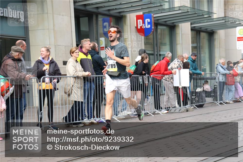 05.10.2025 - 20. swb-Marathon Bremen Strokosch-Dieckow http://msf.ph/oto/9239332 05.10.2025 10:46:46 Ziel 9411, 9413, 9546, 9562, 9711, 10452, 10509, 10750, 10789, 11189, 9411, 9413, 9546, 9562, 9711, 10452, 10509, 10750, 10789, 11189 meine-sportfotos.de