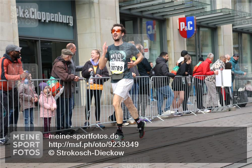 05.10.2025 - 20. swb-Marathon Bremen Strokosch-Dieckow http://msf.ph/oto/9239349 05.10.2025 10:46:46 Ziel 9411, 9413, 9546, 9562, 9711, 10452, 10509, 10750, 10789, 11189, 9411, 9413, 9546, 9562, 9711, 10452, 10509, 10750, 10789, 11189 meine-sportfotos.de