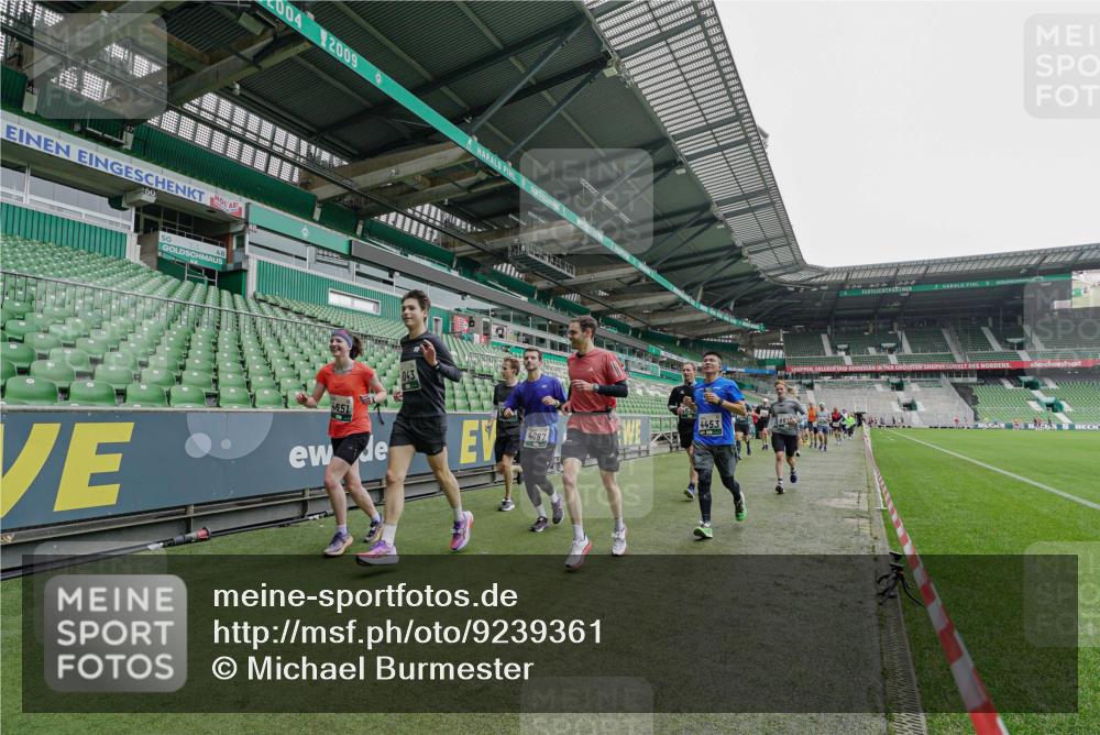 05.10.2025 - 20. swb-Marathon Bremen Michael Burmester http://msf.ph/oto/9239361 05.10.2025 13:03:50 Laufen im Stadion 227, 360, 375, 396, 414, 527, 592, 725, 898, 958, 1019, 1067, 1084, 1178, 1275, 1331, 1336, 1413, 1425, 1468, 1469, 1507, 1514, 1695, 1705, 1975, 2016, 2339, 2375, 2407, 2567, 2597, 2696, 2791, 2960, 3037, 3072, 3313, 3485, 4005, 4053, 4087, 4335, 4453, 4462, 4524, 4528, 4637, 4638, 4651, 4767, 4769, 4793, 5043, 5137, 5162, 5212, 5236, 5343, 5410, 5431, 5489, 5523, 5527, 5763, 5867, 5966, 6011, 6138, 6145, 6287, 6414, 6417, 6447, 6529, 6584, 6635, 7315, 7316, 7540, 7607, 7653 meine-sportfotos.de