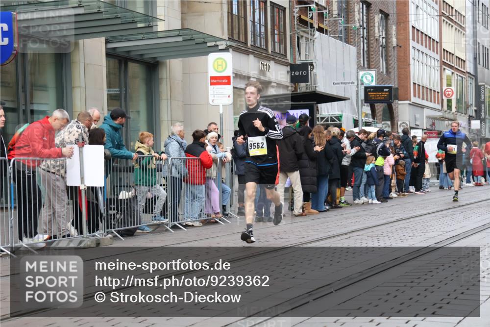 05.10.2025 - 20. swb-Marathon Bremen Strokosch-Dieckow http://msf.ph/oto/9239362 05.10.2025 10:46:51 Ziel 9411, 9413, 9428, 9546, 9562, 9670, 9711, 10452, 10509, 10789, 11705, 9411, 9413, 9428, 9546, 9562, 9670, 9711, 10452, 10509, 10789, 11705 meine-sportfotos.de