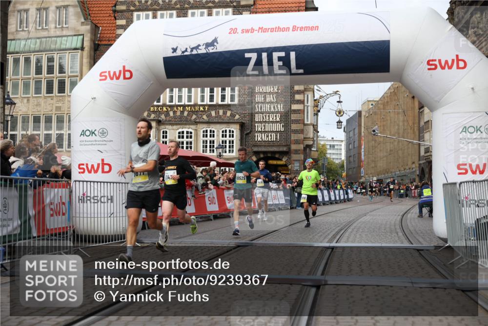 05.10.2025 - 20. swb-Marathon Bremen Yannick Fuchs http://msf.ph/oto/9239367 05.10.2025 10:39:42 Ziel 9289, 9671, 10525, 11418, 11474 meine-sportfotos.de
