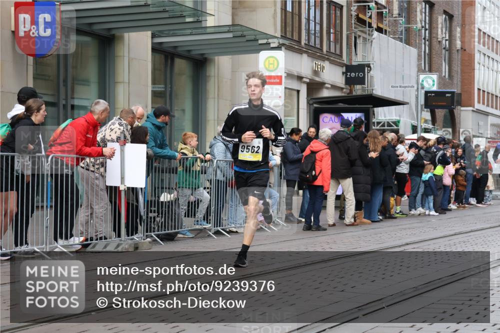 05.10.2025 - 20. swb-Marathon Bremen Strokosch-Dieckow http://msf.ph/oto/9239376 05.10.2025 10:46:51 Ziel 9411, 9413, 9428, 9546, 9562, 9670, 9711, 10452, 10509, 10789, 11705, 9411, 9413, 9428, 9546, 9562, 9670, 9711, 10452, 10509, 10789, 11705 meine-sportfotos.de
