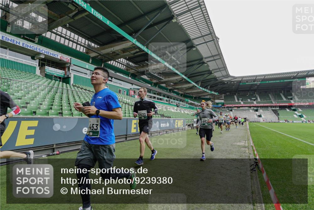 05.10.2025 - 20. swb-Marathon Bremen Michael Burmester http://msf.ph/oto/9239380 05.10.2025 13:03:52 Laufen im Stadion 227, 360, 375, 396, 414, 527, 592, 725, 898, 958, 1019, 1067, 1084, 1178, 1275, 1331, 1336, 1413, 1425, 1468, 1469, 1507, 1514, 1695, 1705, 1975, 2016, 2339, 2375, 2567, 2597, 2696, 2791, 2960, 3037, 3072, 3313, 3485, 4005, 4053, 4087, 4335, 4453, 4462, 4524, 4528, 4637, 4638, 4651, 4767, 4769, 4793, 5043, 5137, 5162, 5212, 5236, 5343, 5410, 5431, 5489, 5523, 5527, 5763, 5867, 5966, 5969, 6011, 6138, 6145, 6287, 6414, 6447, 6529, 6584, 6635, 7315, 7316, 7540, 7607, 7653, 375 meine-sportfotos.de