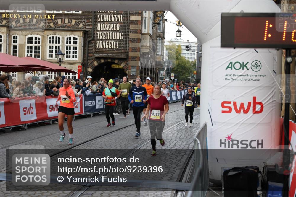 05.10.2025 - 20. swb-Marathon Bremen Yannick Fuchs http://msf.ph/oto/9239396 05.10.2025 11:08:01 Ziel 9212, 10135, 10366, 10706 meine-sportfotos.de