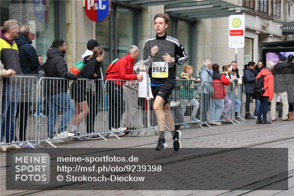 05.10.2025 - 20. swb-Marathon Bremen Strokosch-Dieckow http://msf.ph/oto/9239398 05.10.2025 10:46:52 Ziel 9411, 9428, 9546, 9562, 9670, 9711, 10637, 10789, 11705, 9411, 9428, 9546, 9562, 9670, 9711, 10637, 10789, 11705 meine-sportfotos.de