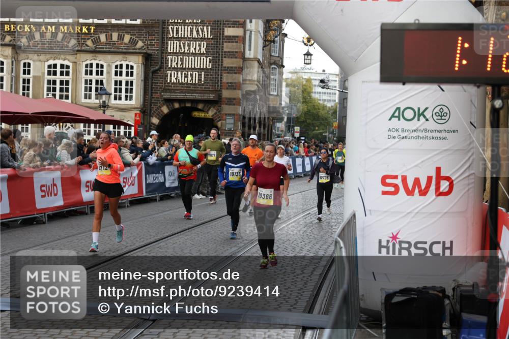 05.10.2025 - 20. swb-Marathon Bremen Yannick Fuchs http://msf.ph/oto/9239414 05.10.2025 11:08:01 Ziel 9212, 10135, 10366, 10706 meine-sportfotos.de