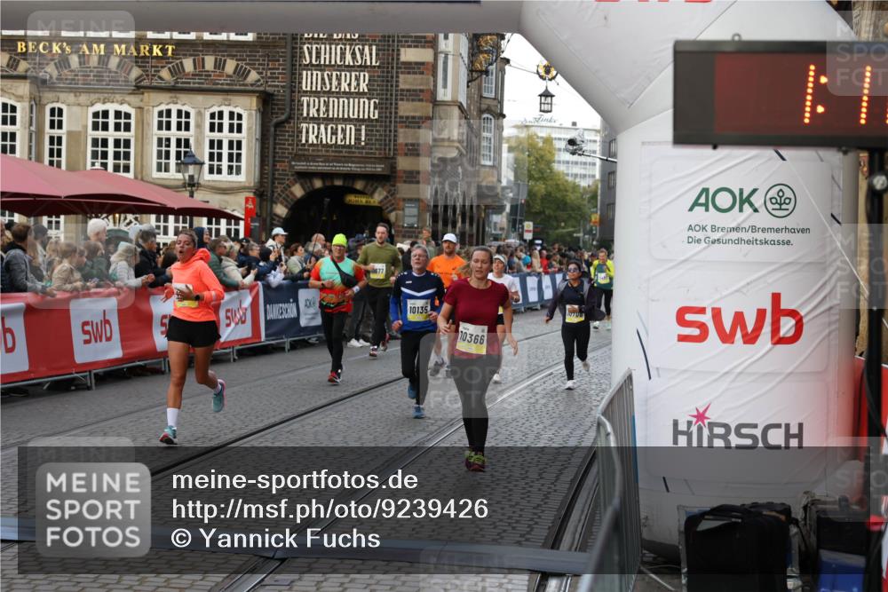 05.10.2025 - 20. swb-Marathon Bremen Yannick Fuchs http://msf.ph/oto/9239426 05.10.2025 11:08:01 Ziel 9212, 10135, 10366, 10706 meine-sportfotos.de