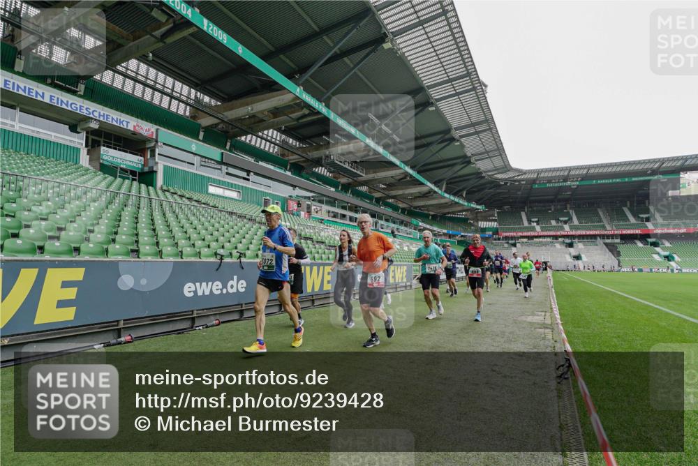 05.10.2025 - 20. swb-Marathon Bremen Michael Burmester http://msf.ph/oto/9239428 05.10.2025 13:03:58 Laufen im Stadion 360, 396, 414, 527, 592, 725, 898, 958, 1019, 1067, 1084, 1178, 1275, 1331, 1336, 1413, 1425, 1468, 1469, 1507, 1514, 1695, 1705, 1852, 1914, 1975, 1997, 2016, 2339, 2375, 2567, 2696, 2791, 3037, 3072, 3313, 3485, 4005, 4053, 4087, 4335, 4453, 4462, 4524, 4528, 4637, 4638, 4651, 4767, 4793, 4840, 5043, 5137, 5162, 5212, 5236, 5343, 5410, 5489, 5523, 5763, 5832, 5966, 5969, 6011, 6138, 6145, 6287, 6414, 6447, 6529, 6584, 6635, 7607, 227, 375, 2597 meine-sportfotos.de