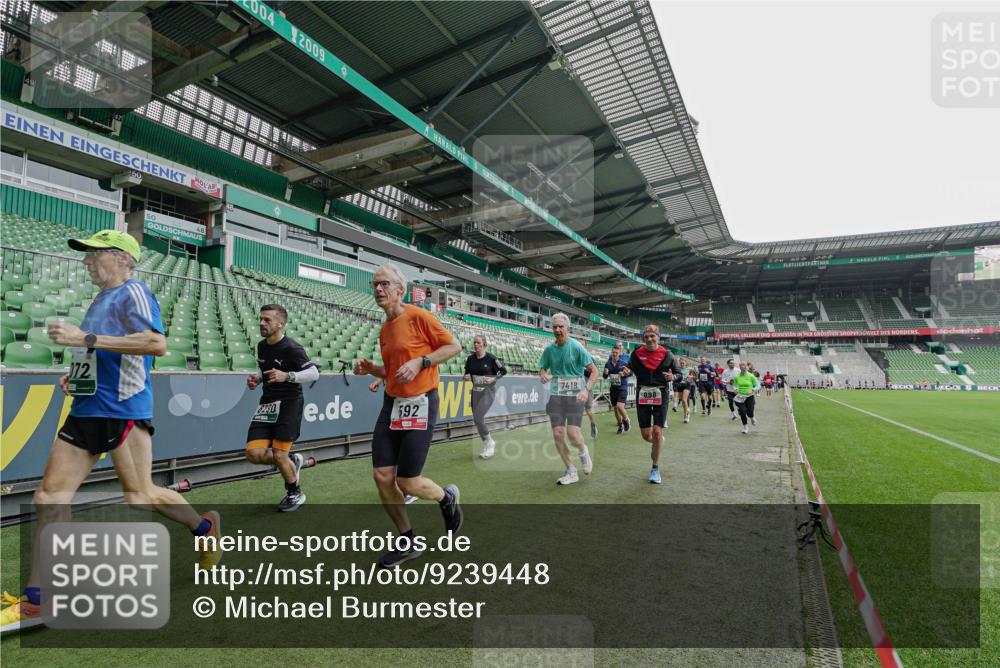 05.10.2025 - 20. swb-Marathon Bremen Michael Burmester http://msf.ph/oto/9239448 05.10.2025 13:03:59 Laufen im Stadion 360, 396, 414, 527, 592, 725, 898, 958, 1019, 1067, 1080, 1084, 1178, 1275, 1331, 1336, 1413, 1425, 1468, 1469, 1507, 1514, 1695, 1705, 1852, 1914, 1975, 1997, 2016, 2339, 2375, 2567, 2696, 2791, 3037, 3072, 3313, 3485, 4005, 4053, 4087, 4335, 4453, 4462, 4524, 4528, 4637, 4638, 4651, 4767, 4793, 4840, 5043, 5137, 5162, 5212, 5236, 5343, 5410, 5489, 5523, 5832, 5966, 5969, 6011, 6138, 6145, 6287, 6414, 6447, 6529, 6584, 6635, 7607, 227, 375, 2597 meine-sportfotos.de