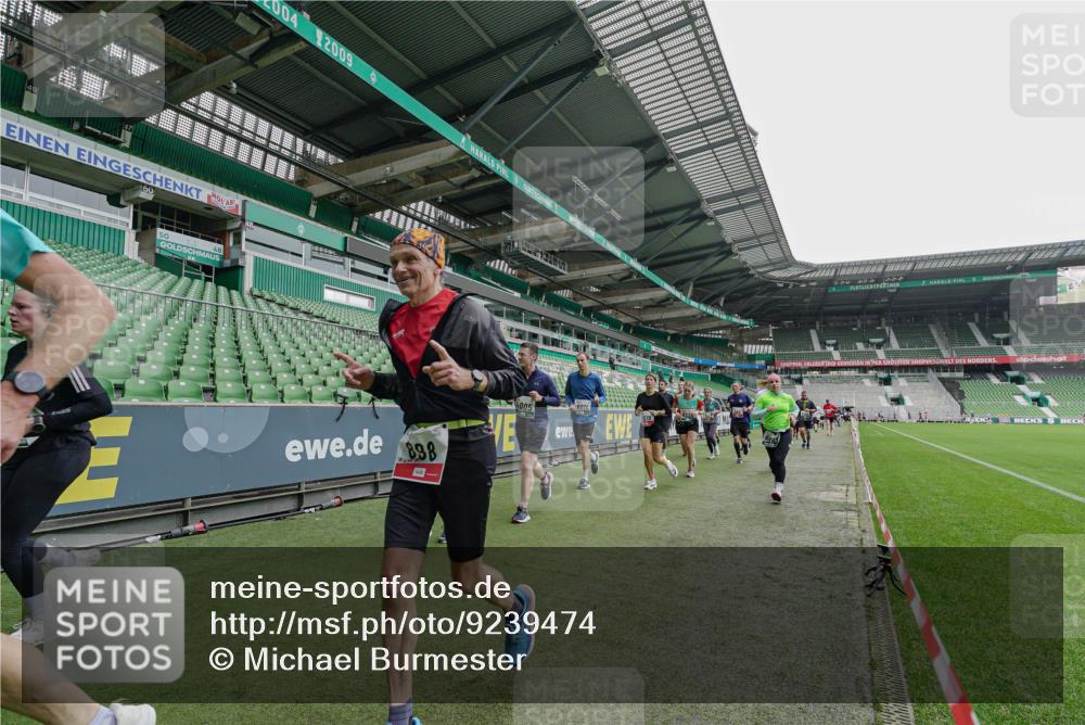 05.10.2025 - 20. swb-Marathon Bremen Michael Burmester http://msf.ph/oto/9239474 05.10.2025 13:04:00 Laufen im Stadion 360, 396, 414, 470, 527, 592, 725, 898, 958, 1019, 1067, 1080, 1084, 1178, 1275, 1331, 1336, 1413, 1425, 1468, 1469, 1507, 1514, 1695, 1852, 1914, 1975, 1997, 2016, 2333, 2339, 2375, 2567, 2617, 2696, 2791, 3037, 3072, 3313, 3485, 4005, 4053, 4087, 4335, 4453, 4462, 4524, 4528, 4637, 4638, 4651, 4767, 4793, 4840, 4928, 5043, 5137, 5162, 5212, 5236, 5343, 5410, 5489, 5523, 5832, 5966, 5969, 6011, 6138, 6145, 6287, 6414, 6447, 6529, 6584, 6635, 7607, 227, 375, 2597 meine-sportfotos.de