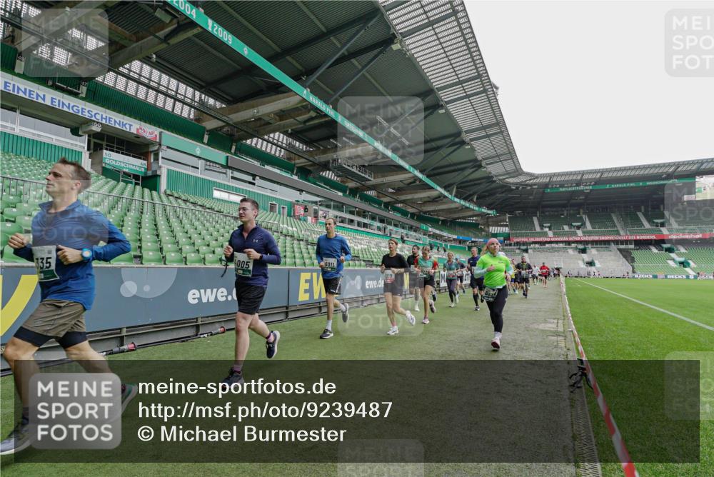 05.10.2025 - 20. swb-Marathon Bremen Michael Burmester http://msf.ph/oto/9239487 05.10.2025 13:04:01 Laufen im Stadion 360, 396, 414, 470, 527, 592, 725, 898, 958, 1019, 1067, 1080, 1084, 1275, 1331, 1336, 1413, 1468, 1469, 1478, 1507, 1514, 1695, 1852, 1914, 1975, 1997, 2016, 2333, 2339, 2375, 2567, 2617, 2696, 3037, 3072, 3313, 3485, 4005, 4053, 4087, 4335, 4453, 4462, 4524, 4528, 4637, 4638, 4651, 4767, 4793, 4803, 4840, 4928, 5043, 5137, 5162, 5212, 5236, 5343, 5410, 5489, 5523, 5832, 5966, 5969, 6011, 6138, 6145, 6287, 6414, 6447, 6529, 6584, 6635, 7607, 227, 375, 2597 meine-sportfotos.de