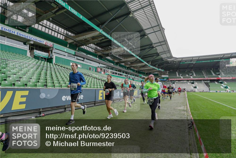 05.10.2025 - 20. swb-Marathon Bremen Michael Burmester http://msf.ph/oto/9239503 05.10.2025 13:04:02 Laufen im Stadion 360, 396, 414, 470, 527, 592, 725, 898, 958, 1019, 1067, 1080, 1084, 1275, 1331, 1336, 1413, 1468, 1478, 1507, 1514, 1695, 1852, 1914, 1975, 1997, 2016, 2333, 2339, 2375, 2567, 2617, 2696, 3037, 3072, 3313, 3485, 4005, 4053, 4087, 4335, 4453, 4462, 4524, 4528, 4637, 4638, 4651, 4767, 4793, 4803, 4840, 4928, 5043, 5137, 5162, 5212, 5236, 5343, 5410, 5489, 5523, 5832, 5966, 5969, 6011, 6138, 6145, 6287, 6414, 6447, 6529, 6584, 6635, 7607, 227, 375, 396, 2597 meine-sportfotos.de