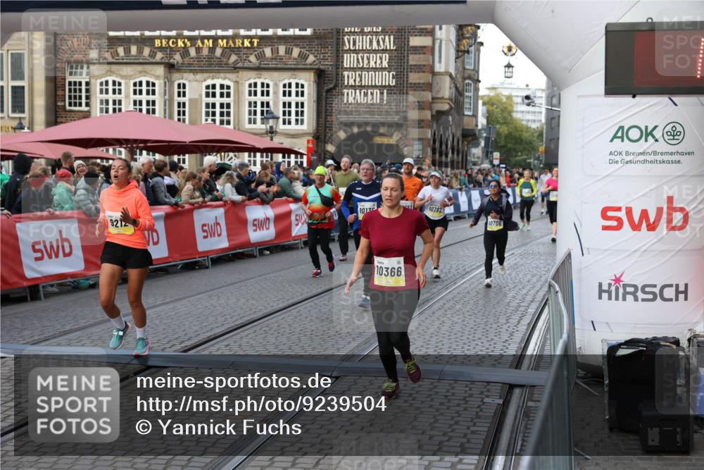 05.10.2025 - 20. swb-Marathon Bremen Yannick Fuchs http://msf.ph/oto/9239504 05.10.2025 11:08:02 Ziel 9212, 10135, 10366, 10706, 10782, 10783 meine-sportfotos.de
