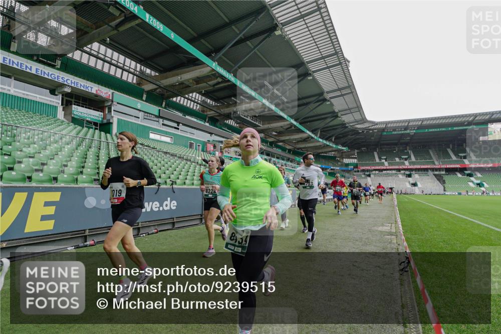 05.10.2025 - 20. swb-Marathon Bremen Michael Burmester http://msf.ph/oto/9239515 05.10.2025 13:04:03 Laufen im Stadion 100, 360, 414, 470, 592, 725, 898, 958, 1019, 1067, 1080, 1084, 1275, 1331, 1336, 1413, 1468, 1478, 1507, 1514, 1695, 1852, 1914, 1975, 1997, 2016, 2333, 2339, 2375, 2567, 2617, 3037, 3072, 3313, 3485, 4005, 4053, 4087, 4335, 4453, 4462, 4524, 4528, 4637, 4638, 4651, 4767, 4793, 4803, 4840, 4928, 5043, 5137, 5162, 5212, 5236, 5343, 5410, 5489, 5523, 5832, 5966, 5969, 6011, 6138, 6145, 6287, 6414, 6447, 6529, 6584, 6635, 7607, 227, 375, 396, 2597 meine-sportfotos.de