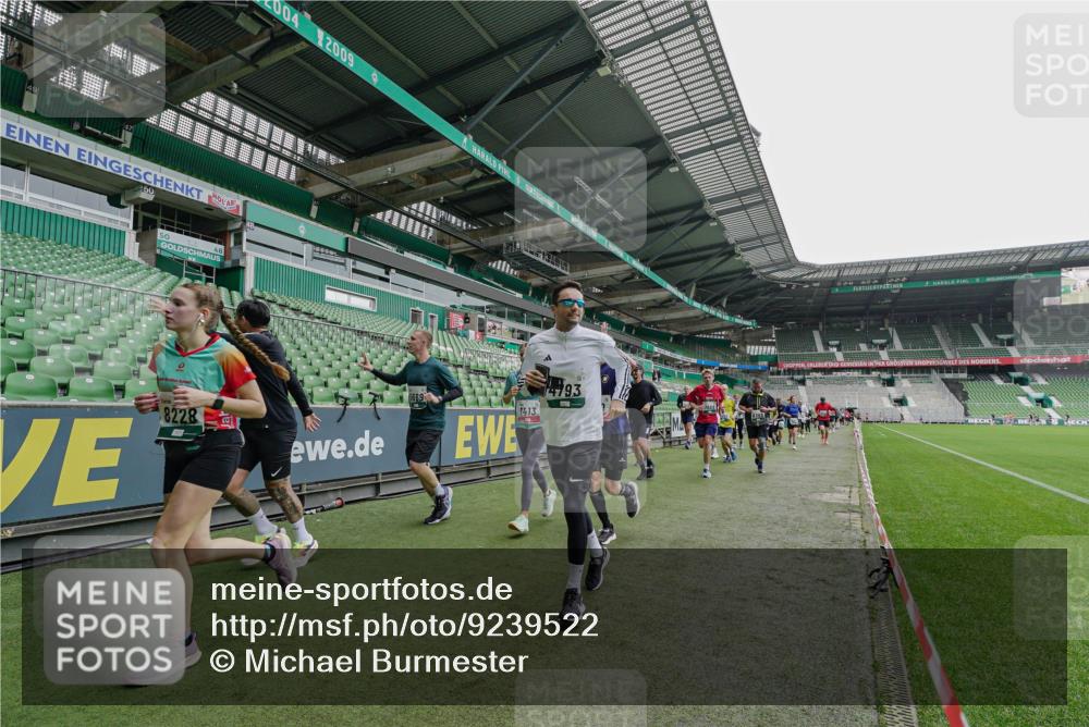 05.10.2025 - 20. swb-Marathon Bremen Michael Burmester http://msf.ph/oto/9239522 05.10.2025 13:04:03 Laufen im Stadion 100, 360, 414, 470, 592, 725, 898, 958, 1019, 1067, 1080, 1084, 1275, 1331, 1336, 1413, 1468, 1478, 1507, 1514, 1695, 1852, 1914, 1975, 1997, 2016, 2333, 2339, 2375, 2567, 2617, 3037, 3072, 3313, 3485, 4005, 4053, 4087, 4335, 4453, 4462, 4524, 4528, 4637, 4638, 4651, 4767, 4793, 4803, 4840, 4928, 5043, 5137, 5162, 5212, 5236, 5343, 5410, 5489, 5523, 5832, 5966, 5969, 6011, 6138, 6145, 6287, 6414, 6447, 6529, 6584, 6635, 7607, 227, 375, 396, 2597 meine-sportfotos.de