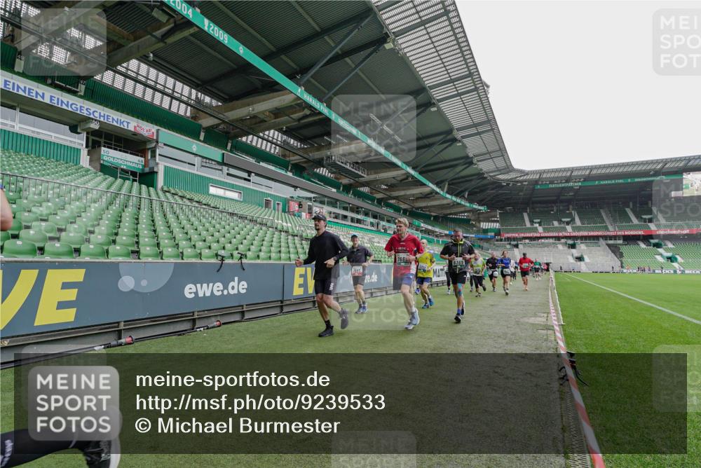 05.10.2025 - 20. swb-Marathon Bremen Michael Burmester http://msf.ph/oto/9239533 05.10.2025 13:04:05 Laufen im Stadion 100, 360, 414, 470, 592, 898, 958, 1019, 1067, 1080, 1084, 1275, 1331, 1336, 1413, 1468, 1478, 1507, 1514, 1695, 1852, 1914, 1975, 1997, 2016, 2333, 2339, 2375, 2567, 2617, 3037, 3072, 3313, 3346, 3485, 4005, 4053, 4087, 4243, 4335, 4453, 4462, 4524, 4528, 4637, 4638, 4651, 4757, 4767, 4793, 4803, 4840, 4928, 5043, 5137, 5162, 5212, 5236, 5343, 5410, 5446, 5489, 5523, 5832, 5966, 5969, 6011, 6138, 6145, 6287, 6414, 6447, 6529, 6584, 6635, 227, 375, 396, 2597 meine-sportfotos.de