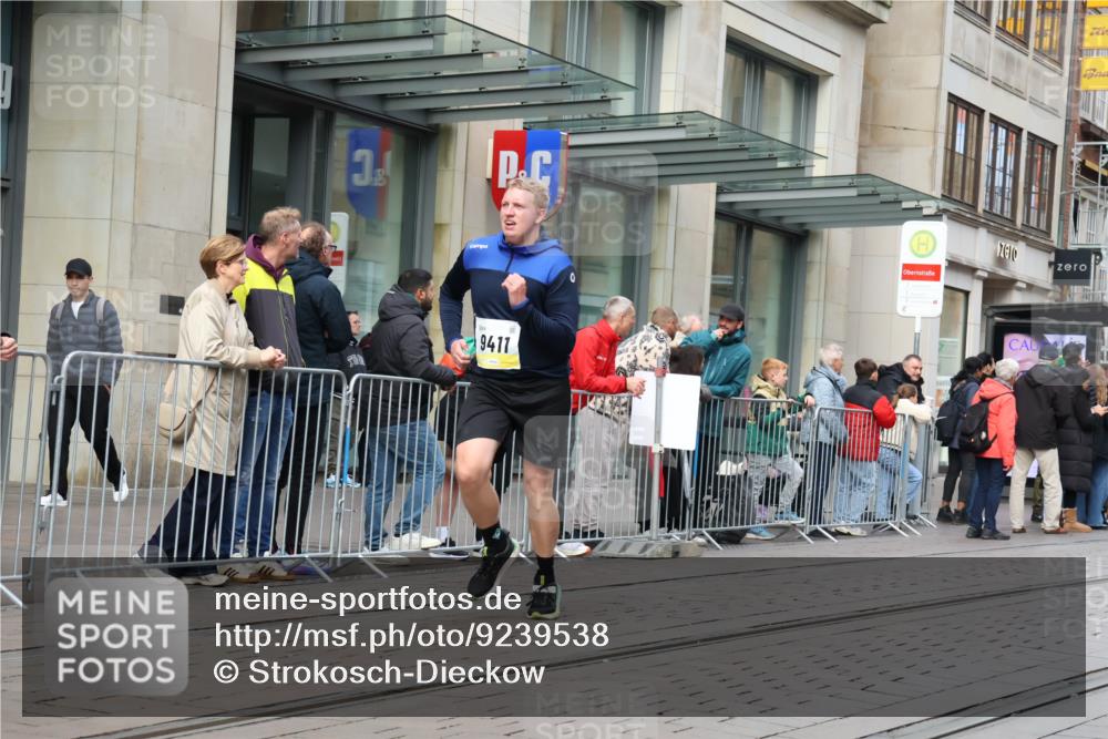 05.10.2025 - 20. swb-Marathon Bremen Strokosch-Dieckow http://msf.ph/oto/9239538 05.10.2025 10:46:58 Ziel 9244, 9411, 9428, 9546, 9670, 9711, 10319, 10637, 10667, 10951, 11498, 11705, 11742, 9244, 9411, 9428, 9546, 9670, 9711, 10319, 10637, 10667, 10951, 11498, 11705, 11742 meine-sportfotos.de