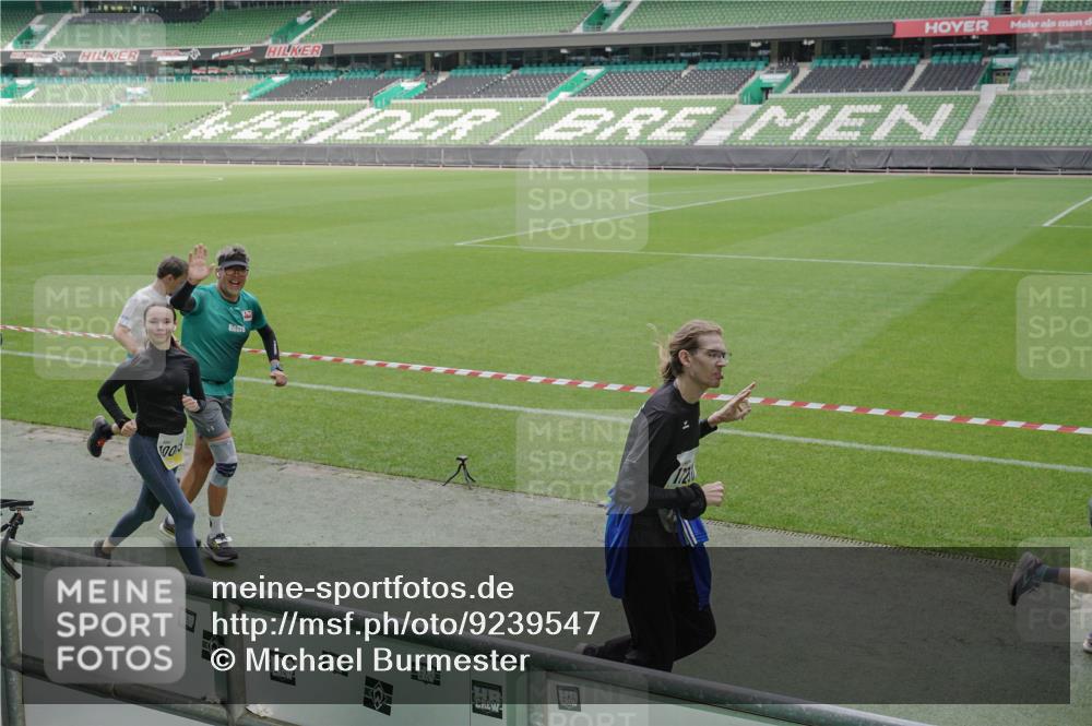 05.10.2025 - 20. swb-Marathon Bremen Michael Burmester http://msf.ph/oto/9239547 05.10.2025 10:34:12 Laufen im Stadion 5172, 7101, 7215, 9000, 9266, 9309, 9314, 9372, 9472, 9489, 9520, 9521, 9529, 9547, 9560, 9569, 9585, 9591, 9633, 9714, 9719, 9783, 9811, 9820, 9844, 9855, 9872, 9881, 9882, 9902, 9932, 9943, 9947, 10003, 10005, 10009, 10015, 10024, 10028, 10069, 10107, 10111, 10116, 10178, 10180, 10191, 10195, 10196, 10231, 10261, 10285, 10287, 10302, 10307, 10398, 10408, 10424, 10466, 10546, 10590, 10591, 10641, 10648, 10755, 10758, 10794, 7077, 9258, 10233 meine-sportfotos.de