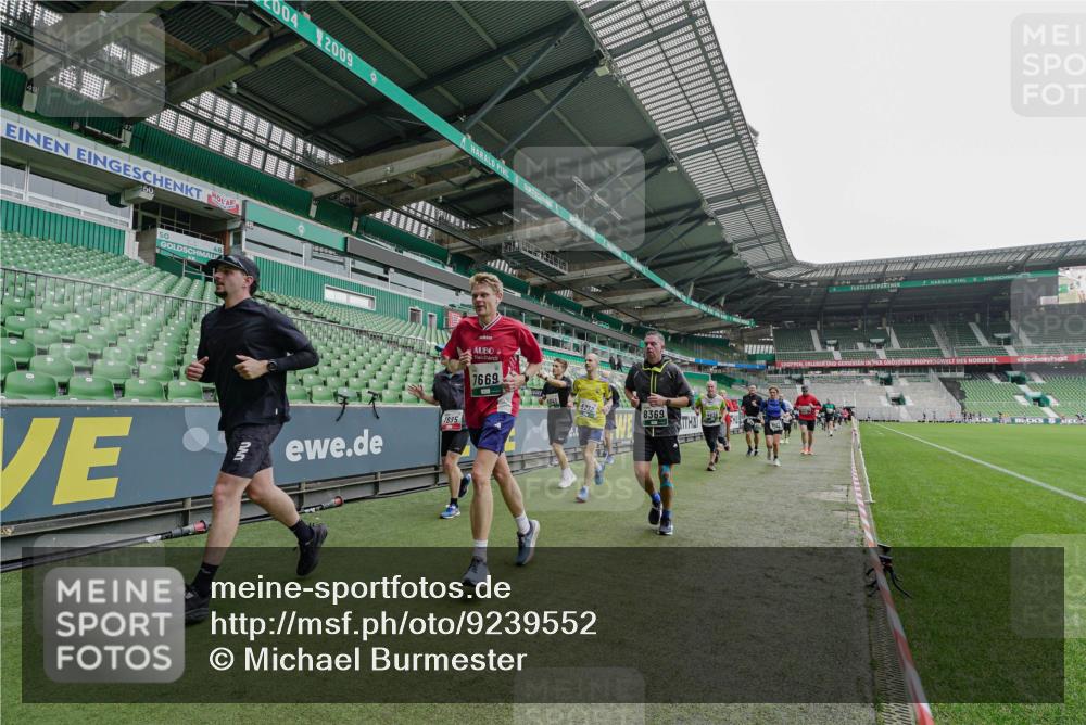 05.10.2025 - 20. swb-Marathon Bremen Michael Burmester http://msf.ph/oto/9239552 05.10.2025 13:04:06 Laufen im Stadion 100, 360, 414, 470, 592, 607, 898, 958, 1012, 1019, 1067, 1080, 1084, 1275, 1331, 1336, 1413, 1468, 1478, 1507, 1514, 1695, 1852, 1914, 1975, 1997, 2016, 2333, 2339, 2375, 2567, 2617, 3037, 3072, 3313, 3346, 3485, 4005, 4053, 4087, 4243, 4335, 4453, 4462, 4524, 4528, 4637, 4638, 4651, 4757, 4767, 4793, 4803, 4840, 4928, 5043, 5137, 5162, 5212, 5236, 5343, 5410, 5446, 5464, 5489, 5523, 5832, 5966, 5969, 6011, 6138, 6145, 6287, 6414, 6447, 6529, 6584, 6635, 227, 375, 396, 2597 meine-sportfotos.de