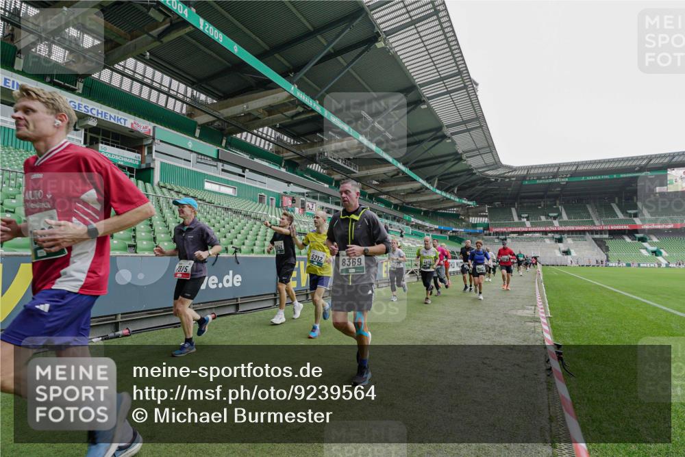 05.10.2025 - 20. swb-Marathon Bremen Michael Burmester http://msf.ph/oto/9239564 05.10.2025 13:04:06 Laufen im Stadion 100, 360, 414, 470, 592, 607, 898, 958, 1012, 1019, 1067, 1080, 1084, 1275, 1331, 1336, 1413, 1468, 1478, 1507, 1514, 1695, 1852, 1914, 1975, 1997, 2016, 2333, 2339, 2375, 2567, 2617, 3037, 3072, 3313, 3346, 3485, 4005, 4053, 4087, 4243, 4335, 4453, 4462, 4524, 4528, 4637, 4638, 4651, 4757, 4767, 4793, 4803, 4840, 4928, 5043, 5137, 5162, 5212, 5236, 5343, 5410, 5446, 5464, 5489, 5523, 5832, 5966, 5969, 6011, 6138, 6145, 6287, 6414, 6447, 6529, 6584, 6635, 227, 375, 396, 2597 meine-sportfotos.de